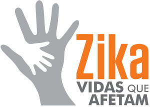 Logo da exposição Zika – Vidas que Afetam: Silhueta de mão de adulto sobreposta por mão de criança; ao lado, em letras laranja e cinza: Zika, Vidas que afetam.